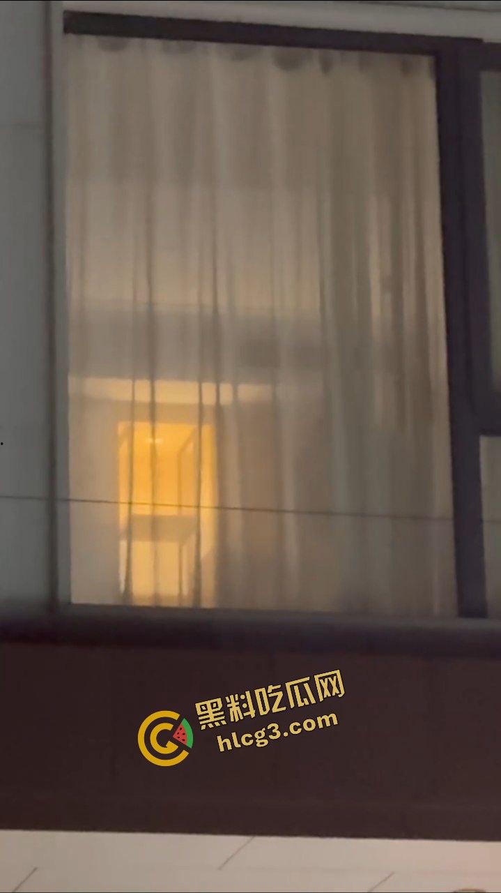 广西北海涠洲 小情侣激情后入性爱 窗帘透光一览无余 被路人偷拍 太猛了吧-2