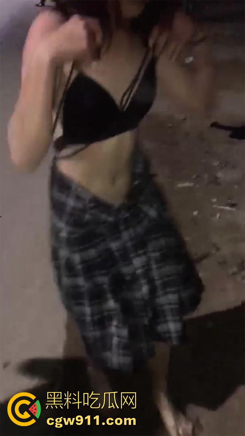 广西翻版陈美娇，靠逼勾引男人见人就睡，结果被其女友发现，带人直接围堵群殴，直接打到下跪磕头！-7