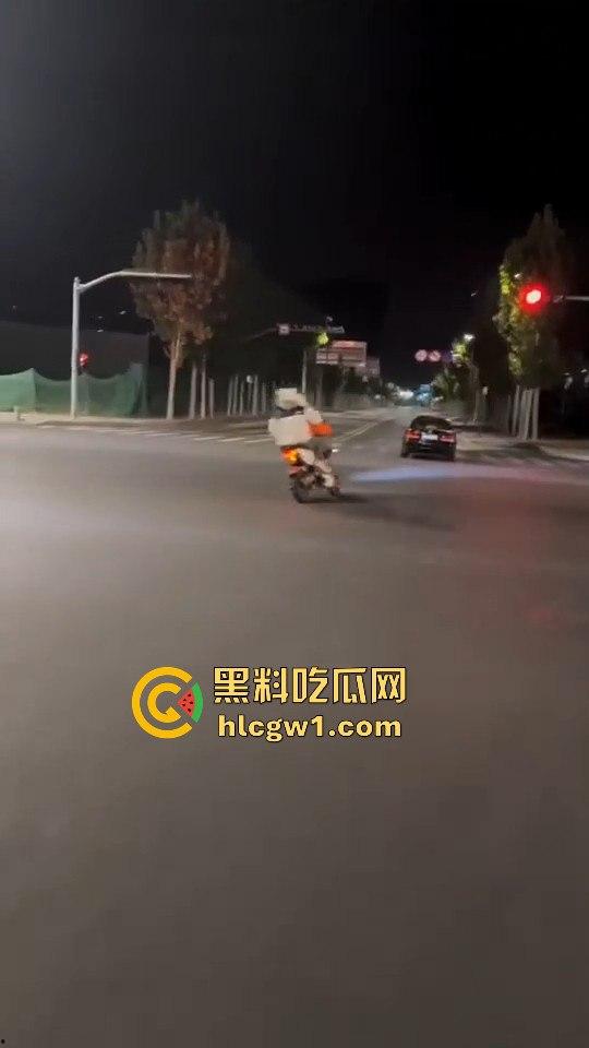 精神小伙炸街惹事！嫌话不好听，踢车砸车还录视频尾随炫耀，真特么无法无天！-7