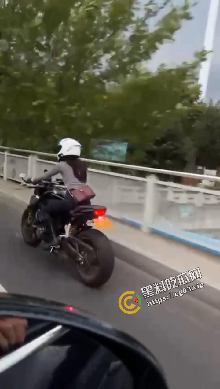 搭讪路边机车女孩  机车媛原来这么好操😅（你太猛了 我受不了）-1