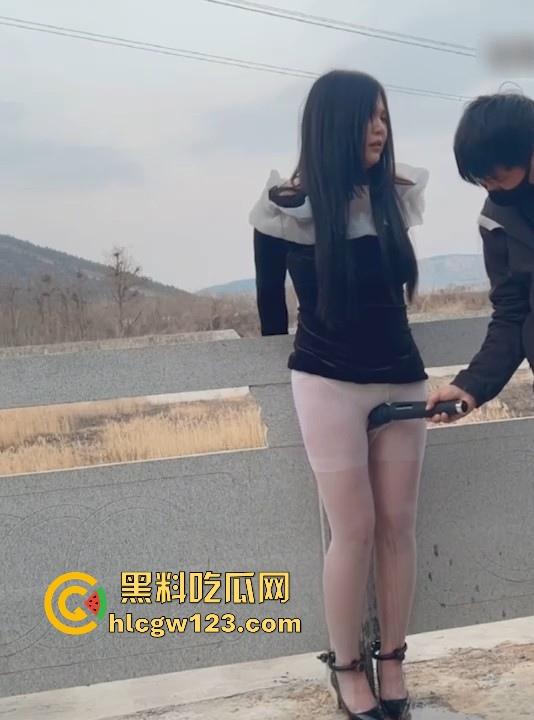 反差抖M少妇户外露出 敏感人妻极致潮喷 换衣塞跳蛋 手铐脚镣喷尿 臊味十足尺度炸裂！-8