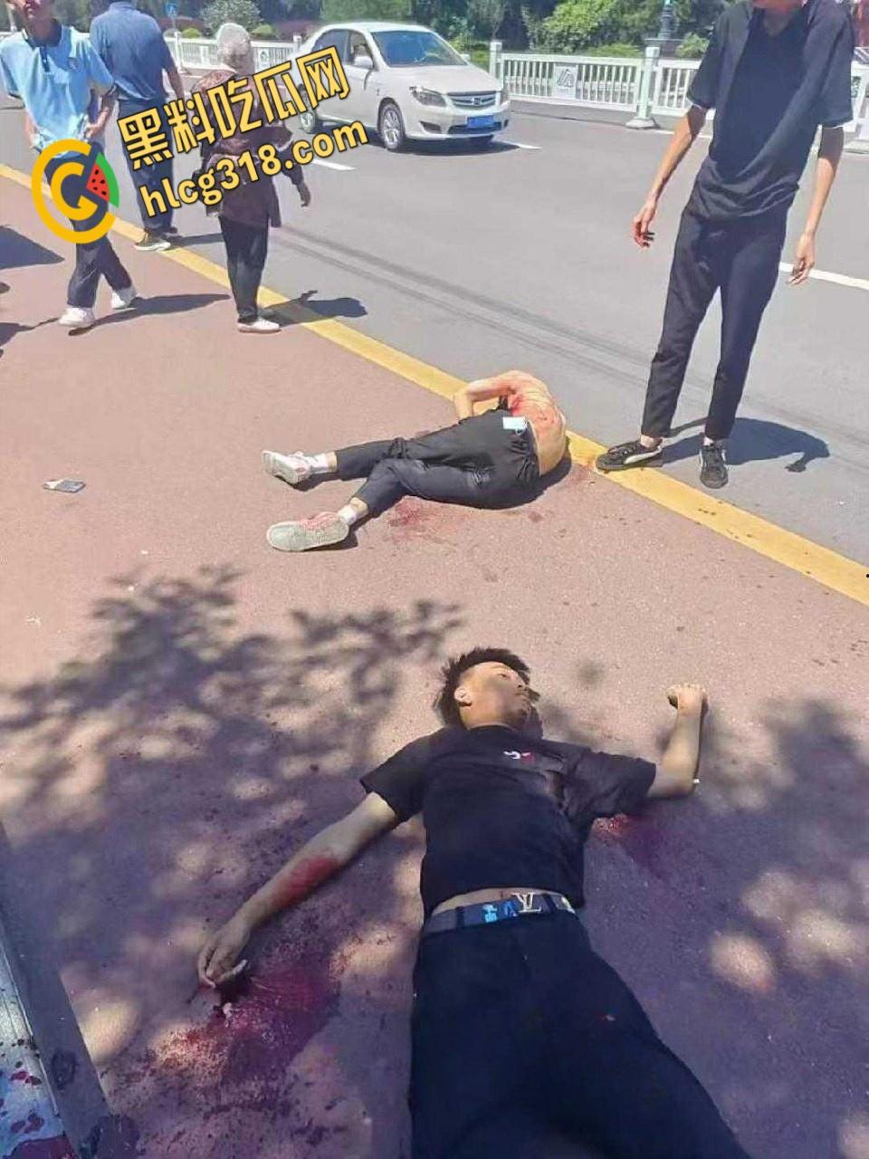 甘肃平凉五中高三学生，街头火拼刀战，社会小混混一个打五个，1死1伤3逃战绩可查！-4