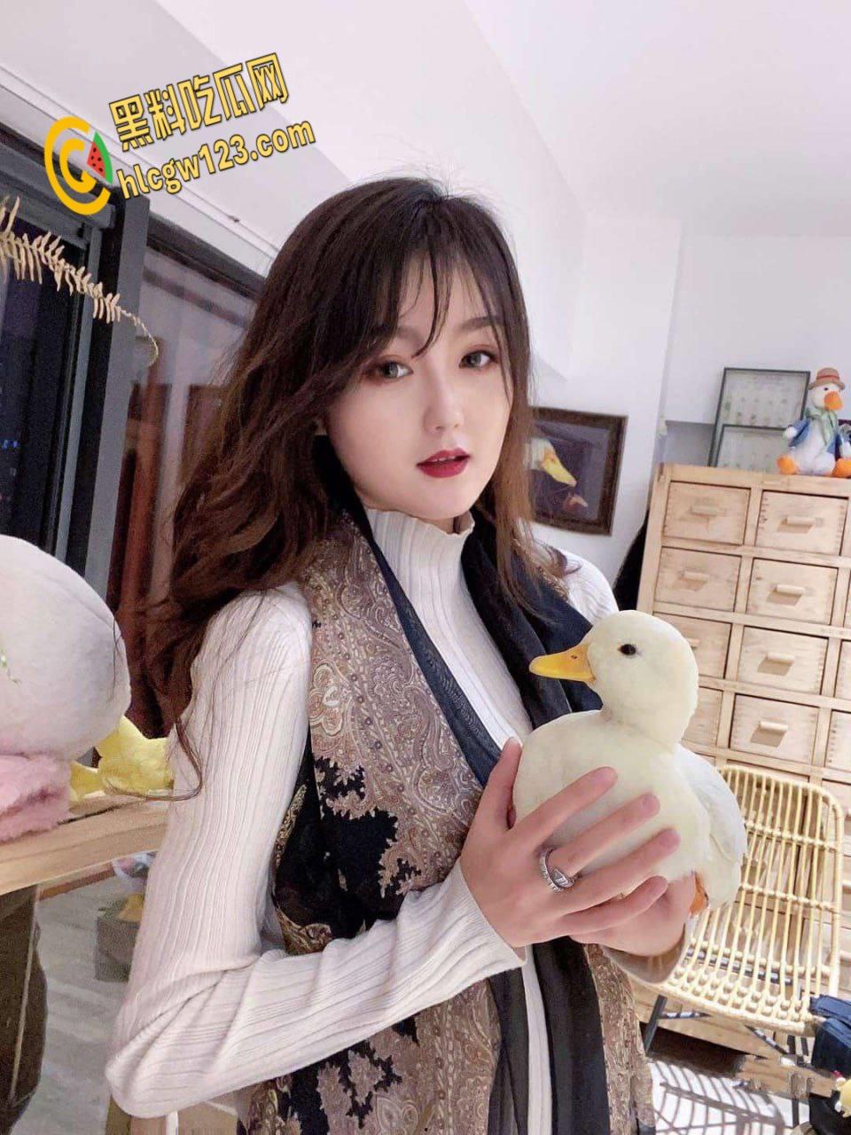 西安霓虹下双姝淫乱夜，黑丝翘臀迎猛操，娇喘挑逗谁主淫妻 !-3