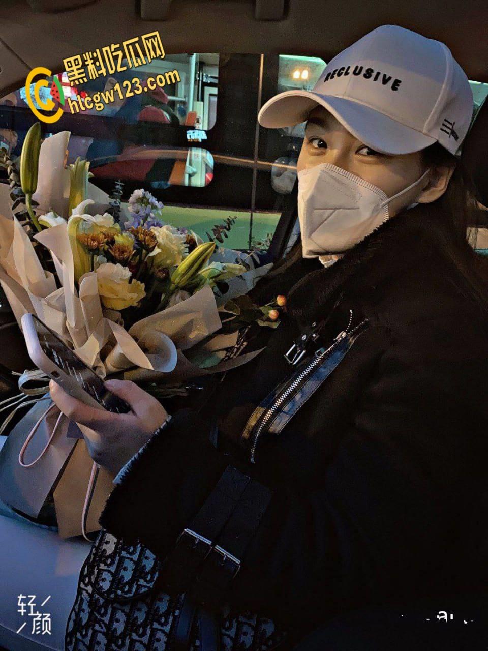 西安霓虹下双姝淫乱夜，黑丝翘臀迎猛操，娇喘挑逗谁主淫妻 !-4