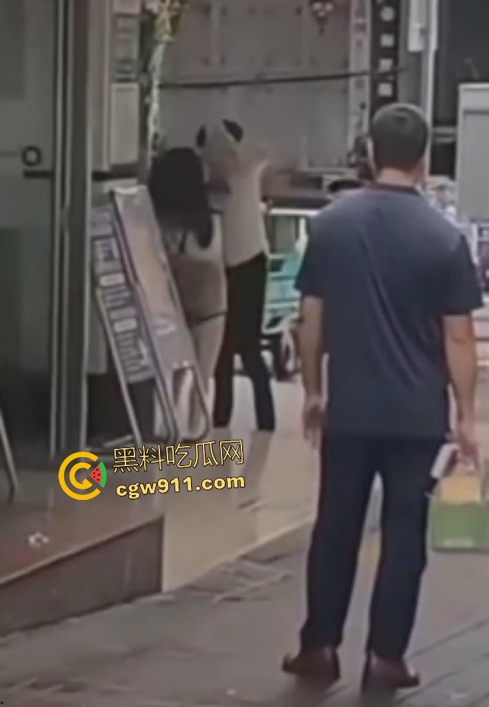 奶茶狂魔没有奶茶打男友，女子情绪崩溃狂扇男人耳光，反遭铁拳痛殴喷血，区区一杯奶茶引爆情侣互殴！-6