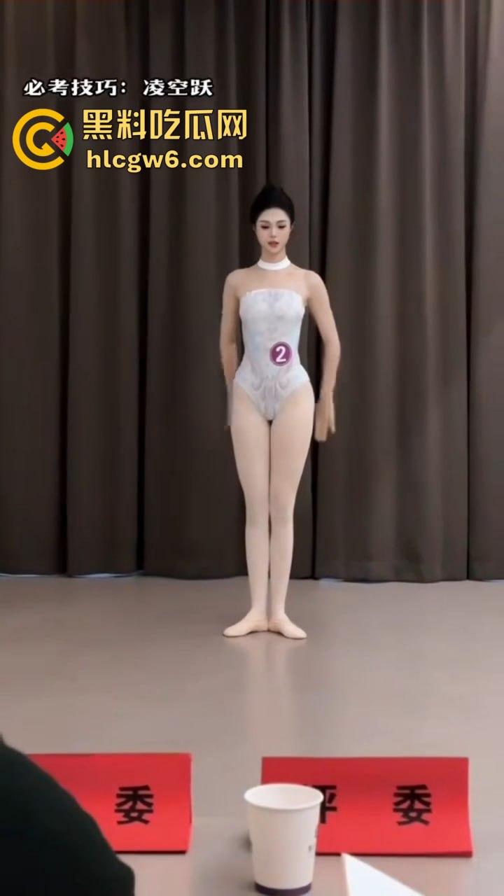 苏州舞蹈生面试白嫩大腿一字马惊艳评委，老师白天高分晚上酒店开腿猛草，专业评分瞬间变成床上实战！-7