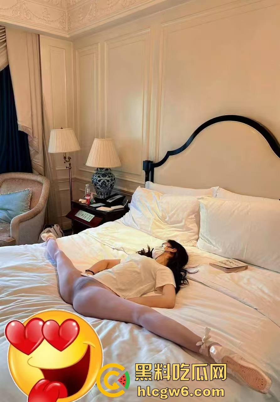 苏州舞蹈生面试白嫩大腿一字马惊艳评委，老师白天高分晚上酒店开腿猛草，专业评分瞬间变成床上实战！-14