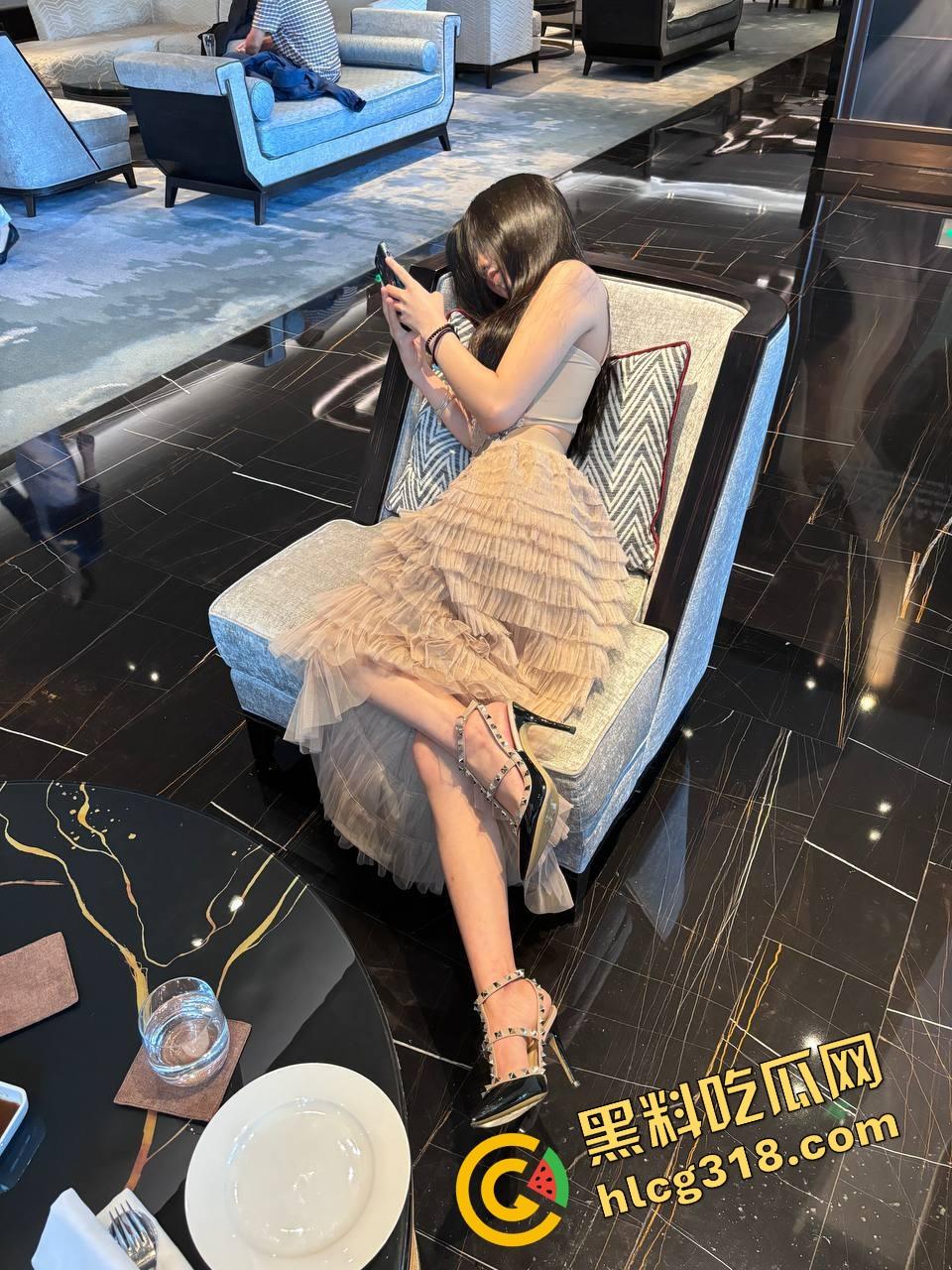 鸡巴三明治是什么新玩法？跟兄弟一起把母狗调教玩明白了，吐司夹屌还舔干净，整得比真狗还听话！-3