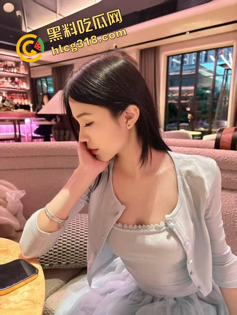 鸡巴三明治是什么新玩法？跟兄弟一起把母狗调教玩明白了，吐司夹屌还舔干净，整得比真狗还听话！-4