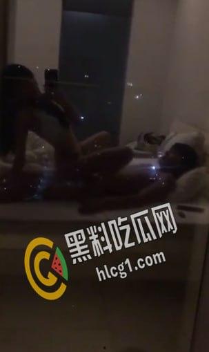 航空极品空姐和肌肉男友激情做爱自拍 男友太猛了 一身肌肉 操的空姐浪叫不止 双双高潮！-4