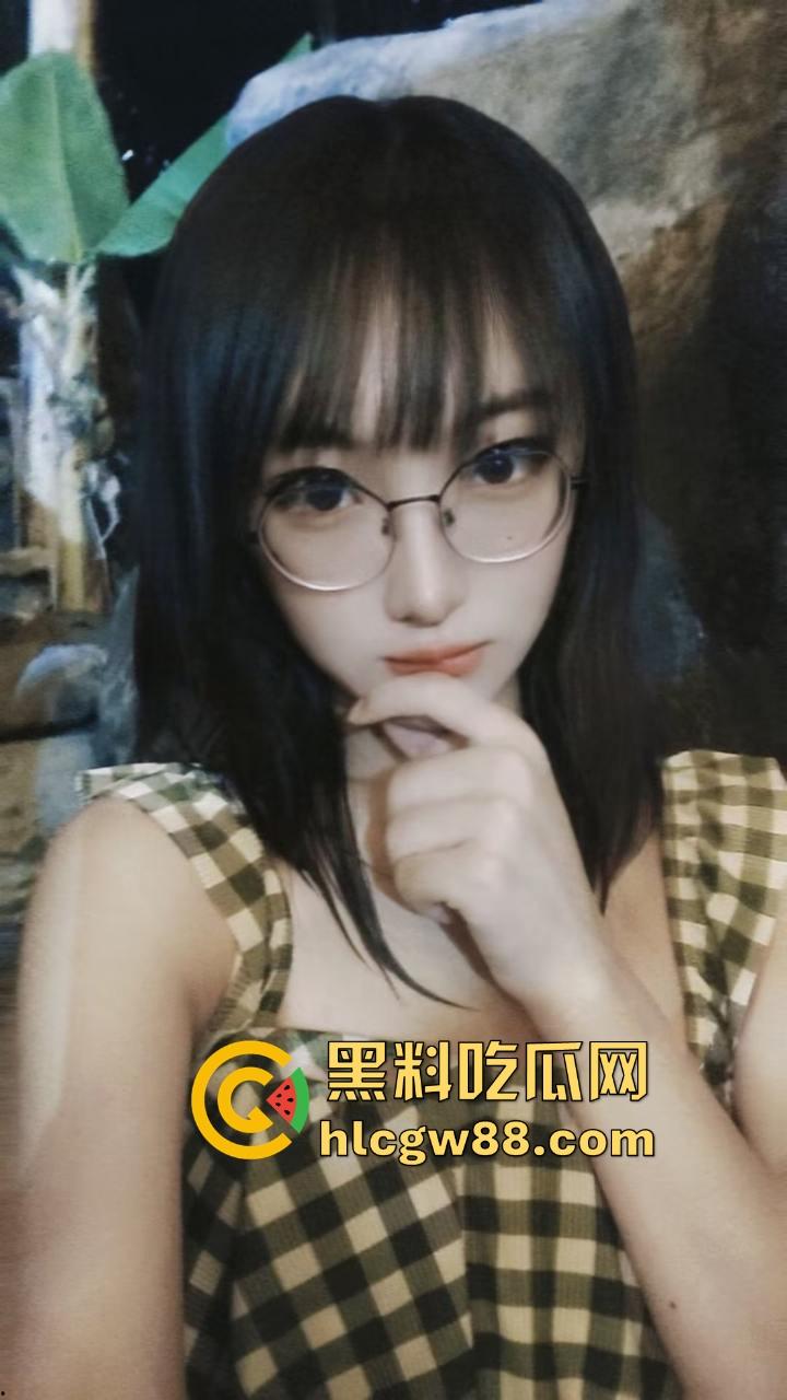 湖北职业技术学院大一嫩妹【赵晓然】网络聊骚被渣男骗裸照 露出美乳和嫩逼疯狂自慰！-6