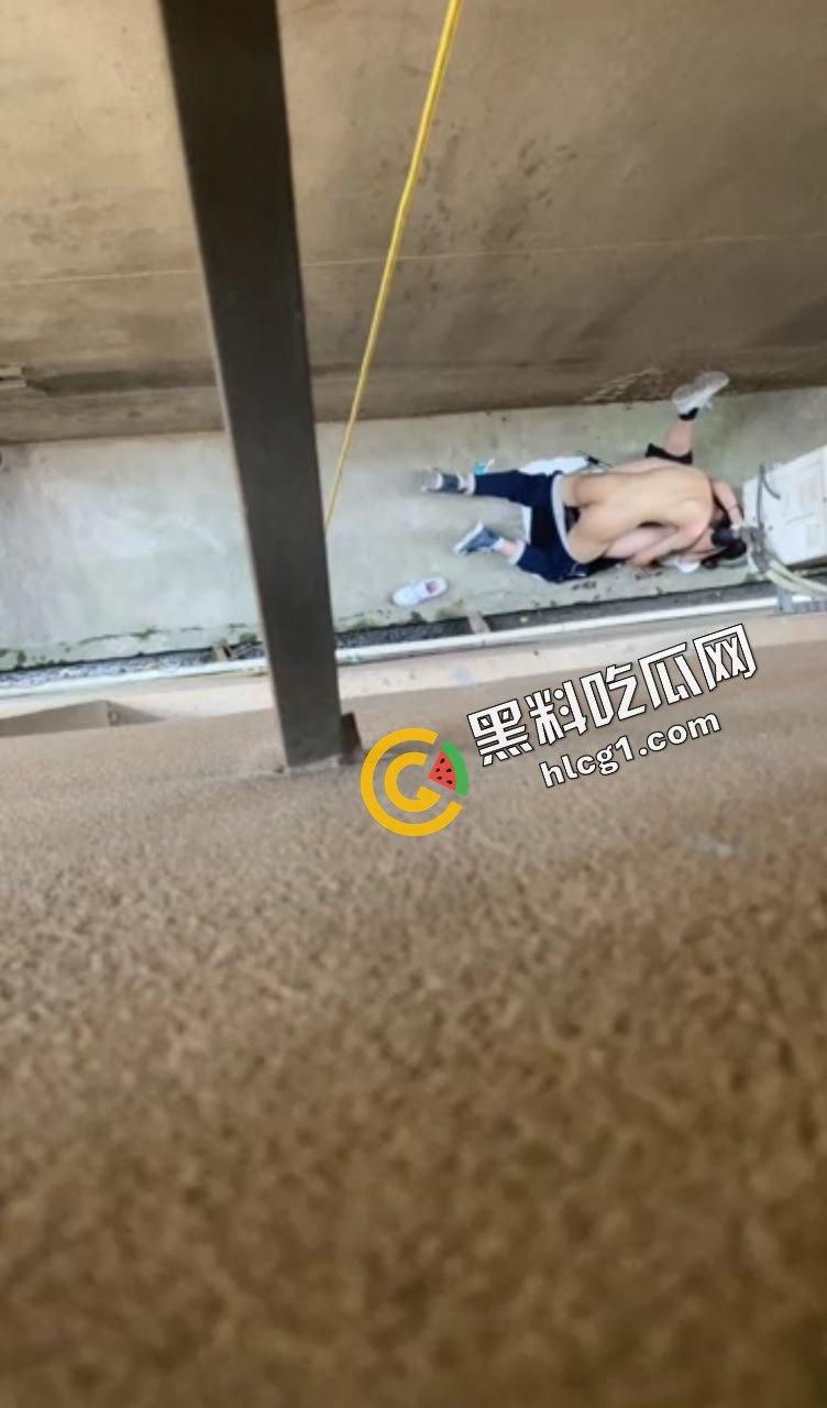 青春校园偷吃禁果大合集！教室 楼道发情做爱 一起来看看学生时期的悸动-1