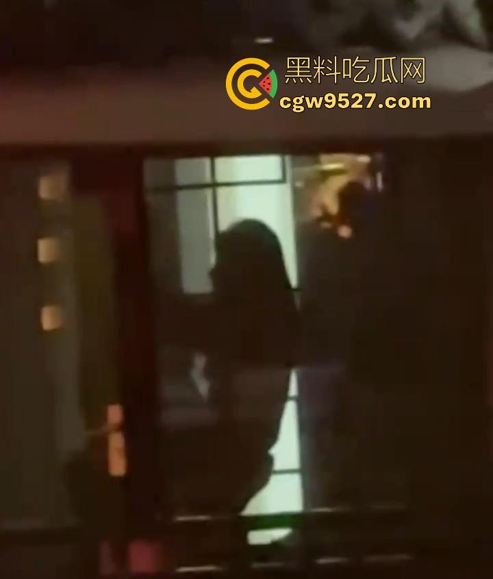 嘉兴西塘临水的民宿，小情侣做爱不拉窗帘被偷拍，江南风，小桥流水人家做爱，泰山压顶到抱起猛操花样百出！-3