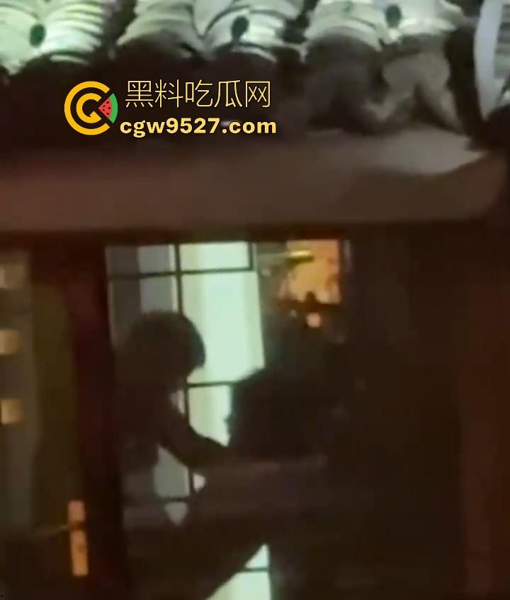 嘉兴西塘临水的民宿，小情侣做爱不拉窗帘被偷拍，江南风，小桥流水人家做爱，泰山压顶到抱起猛操花样百出！-5