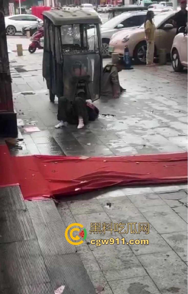 现在的人怨气实在是太重了,河南郑州凶手驾车撞伤女子,将其捅死随后当场自杀身亡,画面血腥胆小慎入!-6