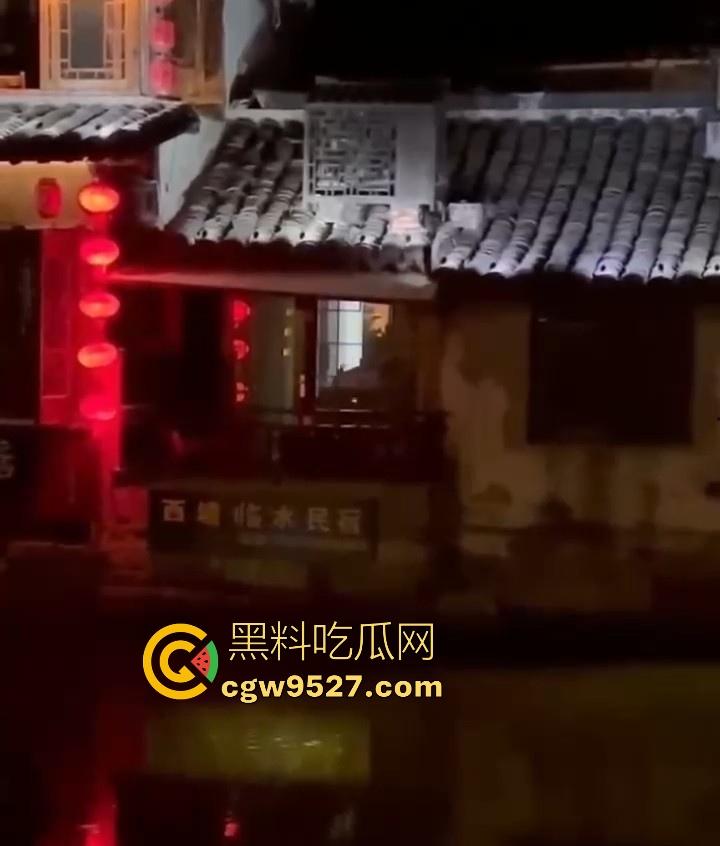 嘉兴西塘临水的民宿，小情侣做爱不拉窗帘被偷拍，江南风，小桥流水人家做爱，泰山压顶到抱起猛操花样百出！-7