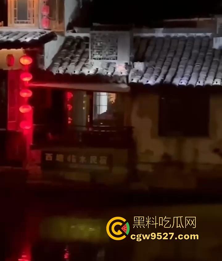 嘉兴西塘临水的民宿，小情侣做爱不拉窗帘被偷拍，江南风，小桥流水人家做爱，泰山压顶到抱起猛操花样百出！-8