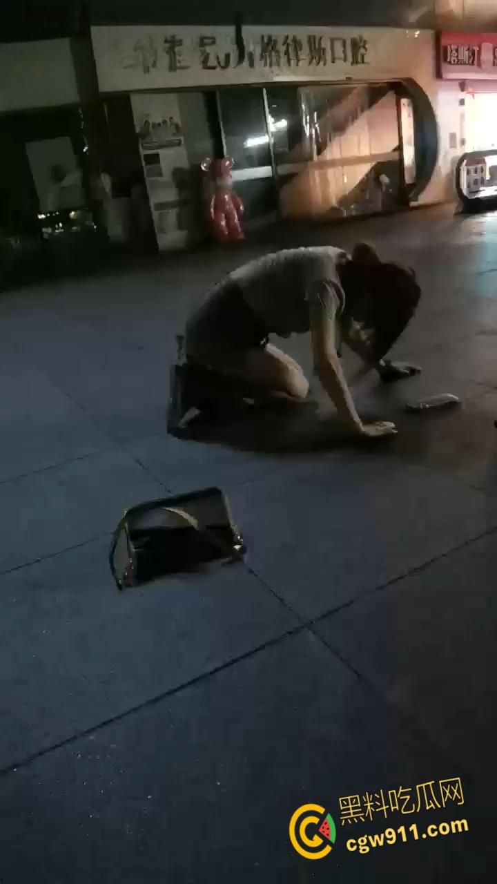 最佳损友一美女喝多了，竟旁若无人脱下牛仔短裙，直接随地大小便，这小翘臀也是又大又白！-1