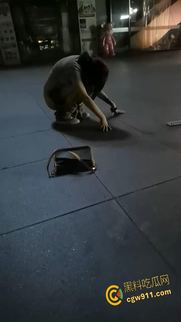 最佳损友一美女喝多了，竟旁若无人脱下牛仔短裙，直接随地大小便，这小翘臀也是又大又白！-5