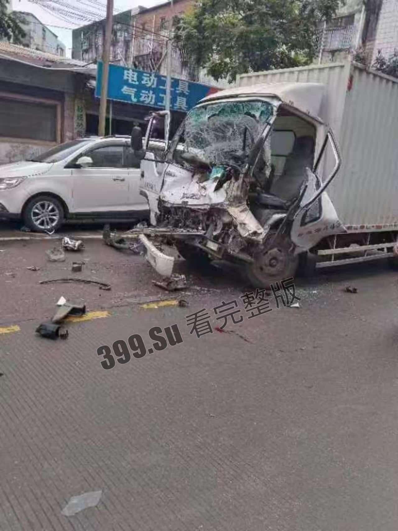 #5月12日  广东一男子开铲车见人就冲见车就撞 #报复社会-2