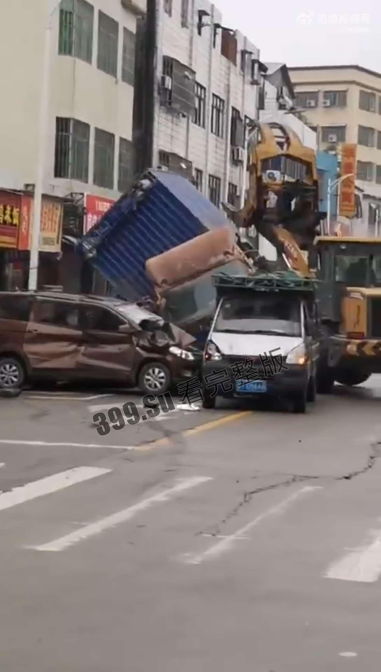 #5月12日  广东一男子开铲车见人就冲见车就撞 #报复社会-3