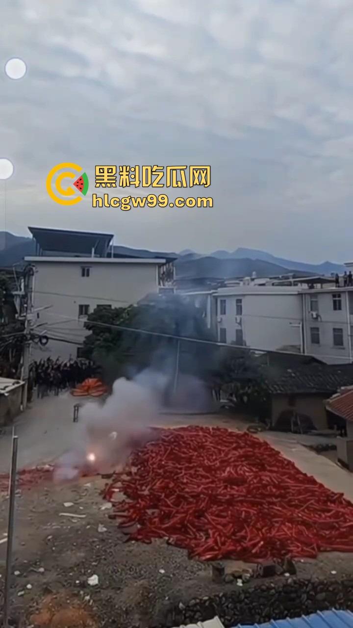 福建泉州村民豪横迎元宵，一村子的鞭炮堆一起炸 烟雾蘑菇云腾空而起 现场气势堪比小型核试验！-4