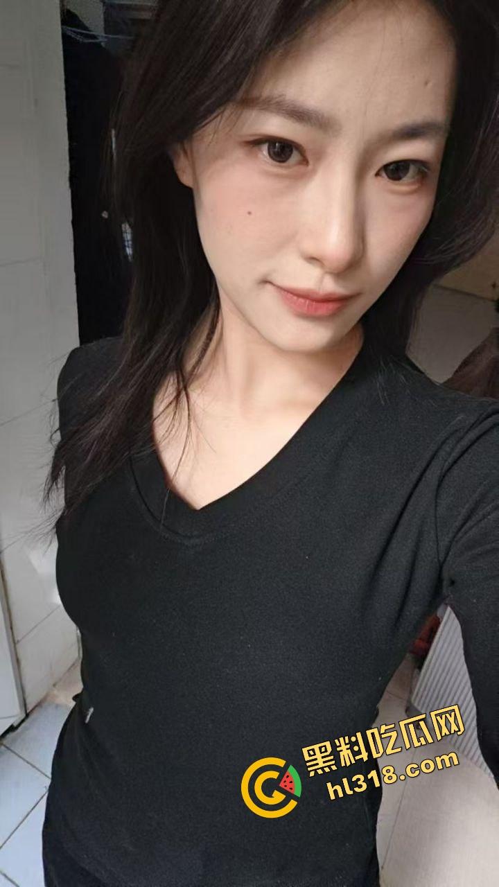 成都师范大学反差大学生实习母狗『刘倩』大街上巨乳外露，办公室没人就掏奶抠逼，裸着全身坐办公桌！-1