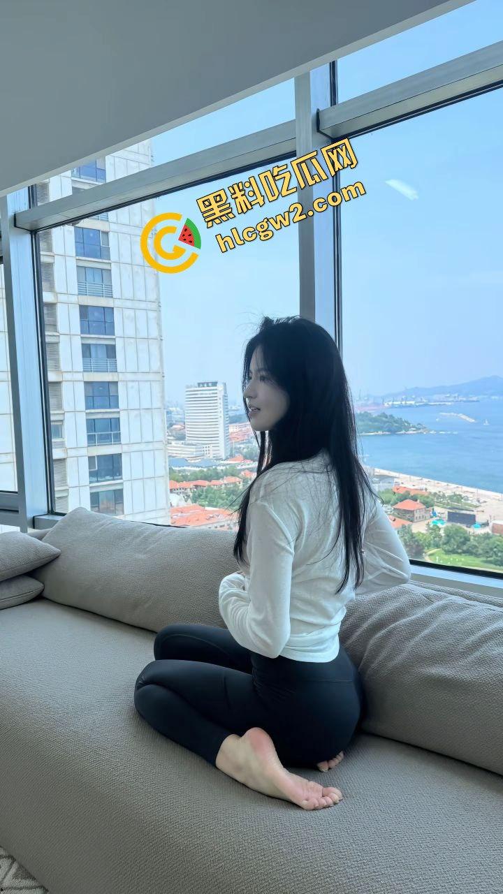 抖音蜜桃美臀擦边女网红『优优』凳子下腰大展骚臀！酒店上位骚夹肉棒！独家曝光！-5