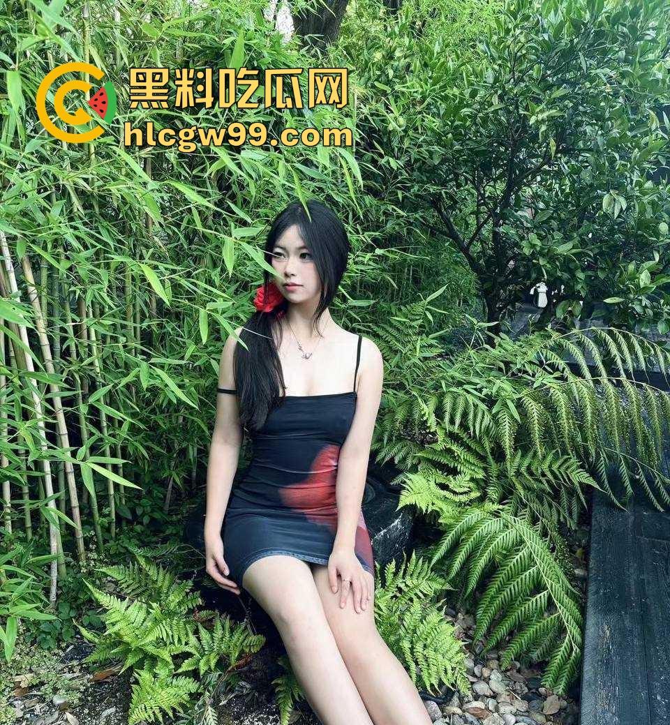 重庆极品19岁高三学生妹【吴培怡】在房间露出自慰视频流出， 看脚上的美甲和纹身贴可实锤，内容炸裂！-4