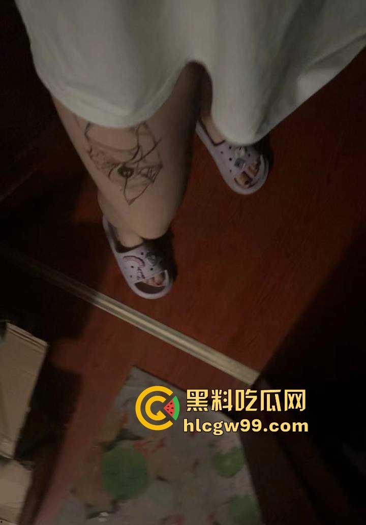 重庆极品19岁高三学生妹【吴培怡】在房间露出自慰视频流出， 看脚上的美甲和纹身贴可实锤，内容炸裂！-6