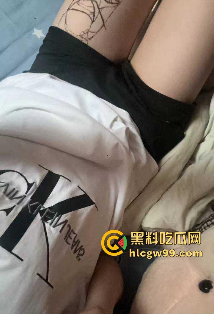 重庆极品19岁高三学生妹【吴培怡】在房间露出自慰视频流出， 看脚上的美甲和纹身贴可实锤，内容炸裂！-7