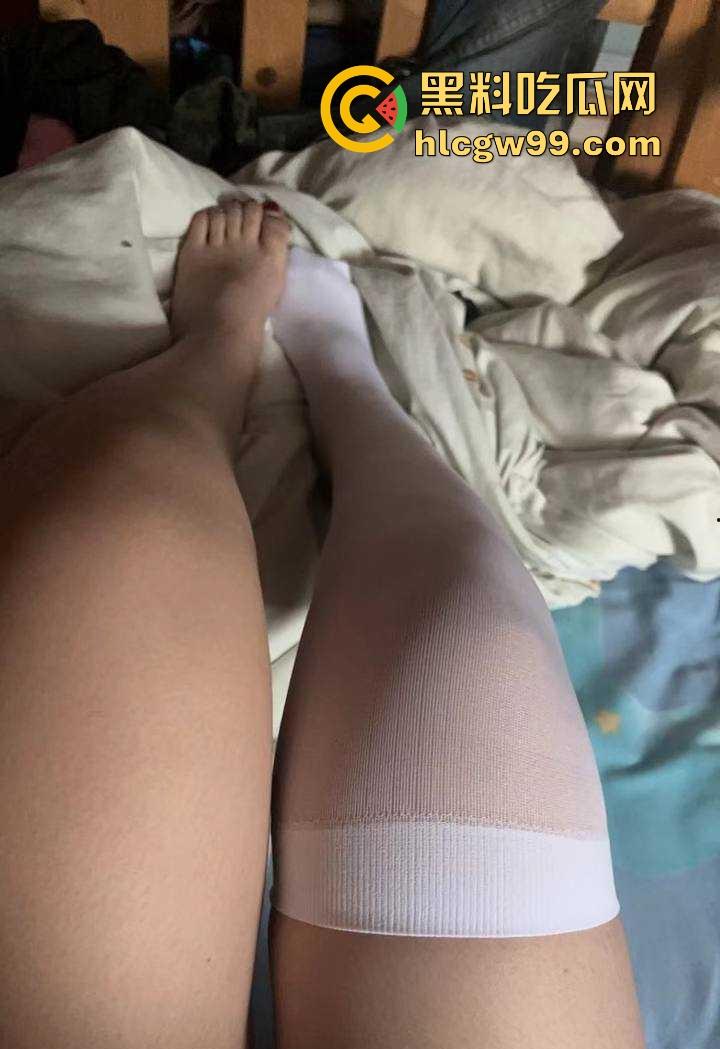 重庆极品19岁高三学生妹【吴培怡】在房间露出自慰视频流出， 看脚上的美甲和纹身贴可实锤，内容炸裂！-8