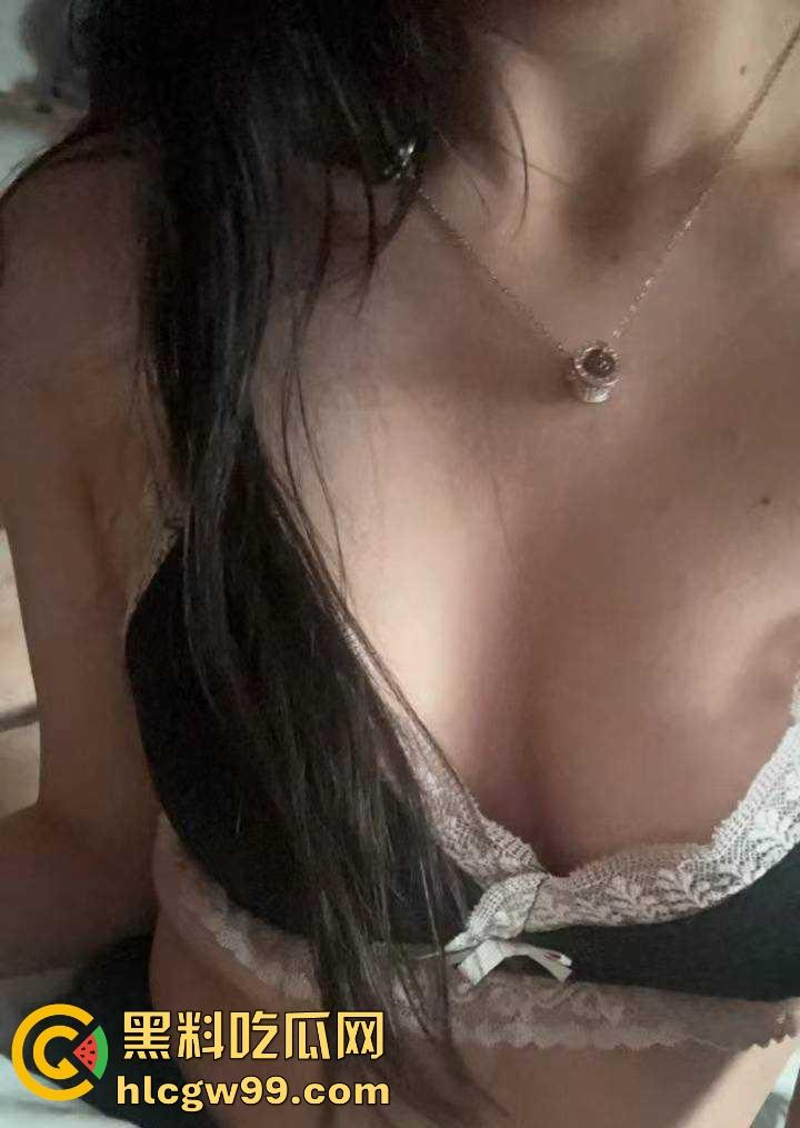 重庆极品19岁高三学生妹【吴培怡】在房间露出自慰视频流出， 看脚上的美甲和纹身贴可实锤，内容炸裂！-9