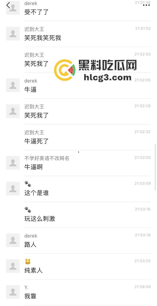 球场惊现激情戏！情侣当众做羞羞事，围观群众竟全程解说，画面火辣震撼！-1