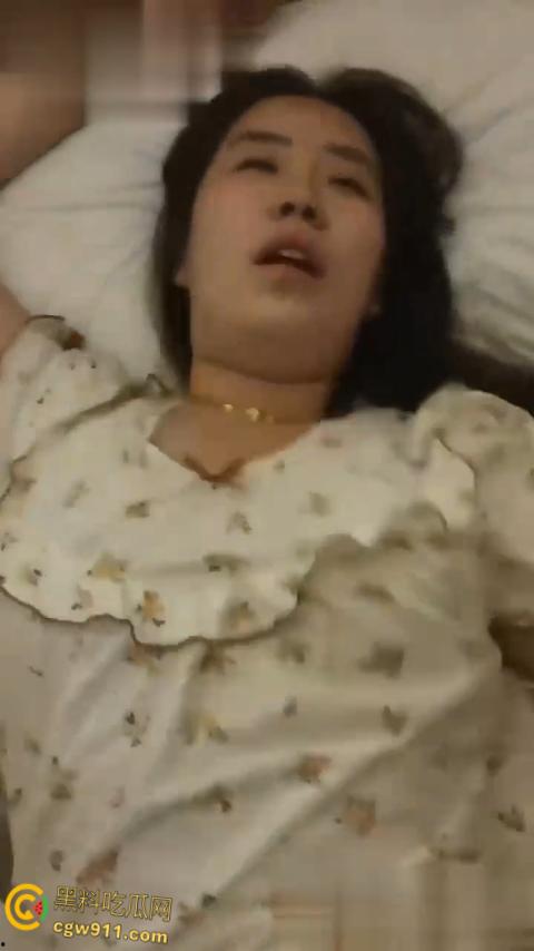 辽宁科技大学【刘雅惠】，清纯学生妹被富二代包养随意玩弄，异地视频洗澡自慰，夹住头疯狂口交颜射一脸 ！-6