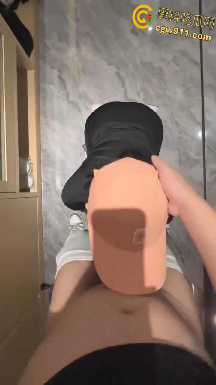 骑行圈绝美少妇，紧身装巨乳翘臀，白虎骚穴被无套抽插，女上骑乘扭臀榨精，差点没忍住全射在巨乳上 !-4