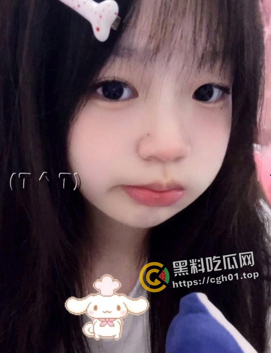 武汉大学大一萌妹给男友发私密视频被流出 肥嫩鲍鱼 粉里透红 揉一下水就喷出来-1