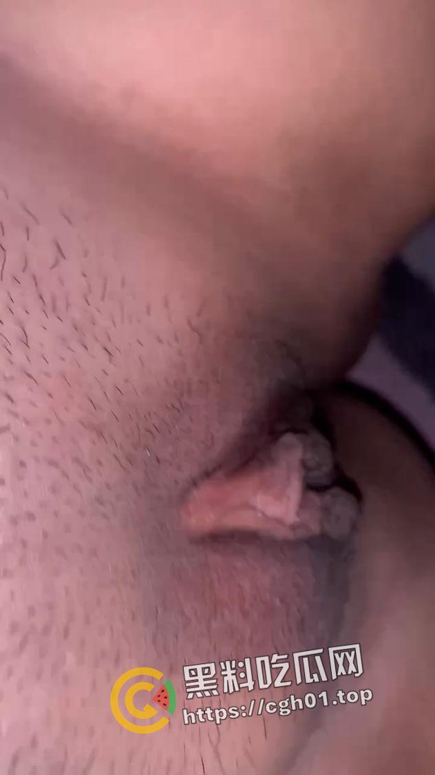 武汉大学大一萌妹给男友发私密视频被流出 肥嫩鲍鱼 粉里透红 揉一下水就喷出来-9