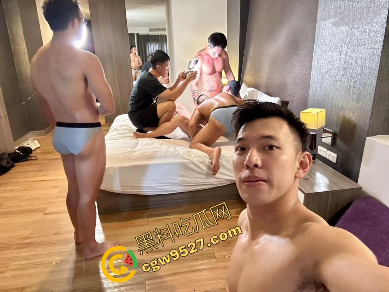 泰国曼谷100多人吸毒淫乱派对现场曝光！大汉赤身露体，互相慰藉，屁眼同时插入两只大屌！-12