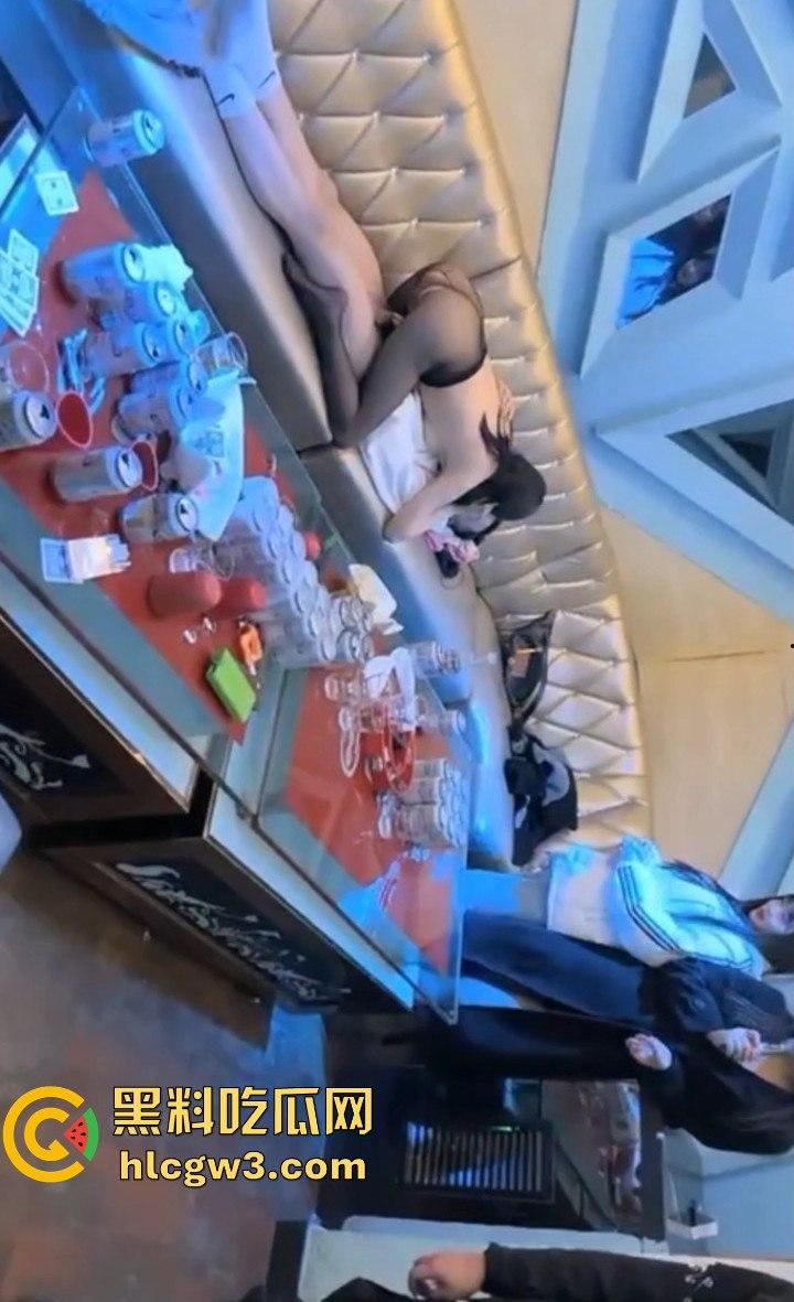 KTV包厢变炮房 黑丝小妹喝多了直接当众开操 精神小伙顶到叫声回荡 做爱全程兄弟拍 姐妹看热闹！-4