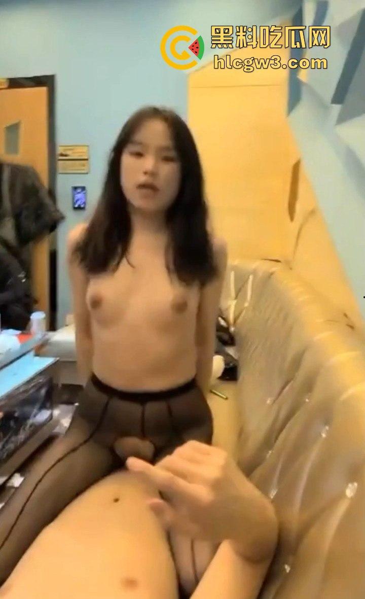 KTV包厢变炮房 黑丝小妹喝多了直接当众开操 精神小伙顶到叫声回荡 做爱全程兄弟拍 姐妹看热闹！-6