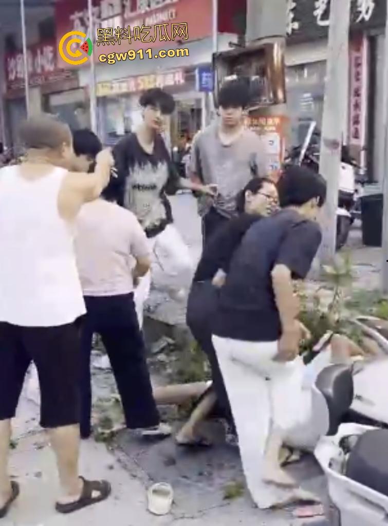 揭阳鬼火少年路边互殴，少妇大妈直接乱入拉架，平头小伙头破血流还反骂少妇影响发挥！-1
