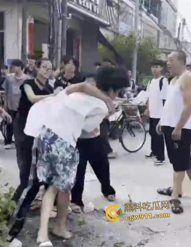 揭阳鬼火少年路边互殴，少妇大妈直接乱入拉架，平头小伙头破血流还反骂少妇影响发挥！-5