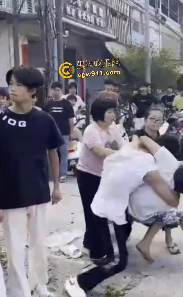 揭阳鬼火少年路边互殴，少妇大妈直接乱入拉架，平头小伙头破血流还反骂少妇影响发挥！-7