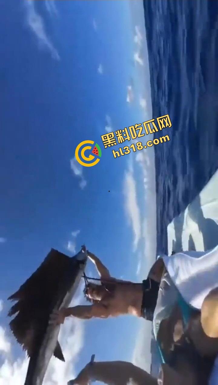 老外挑战大海漂流日逼，日到一半遇金枪鱼，鸡儿抽插手在抓鱼，打完炮还能吃活生鱼片，真正的野外求生！-10