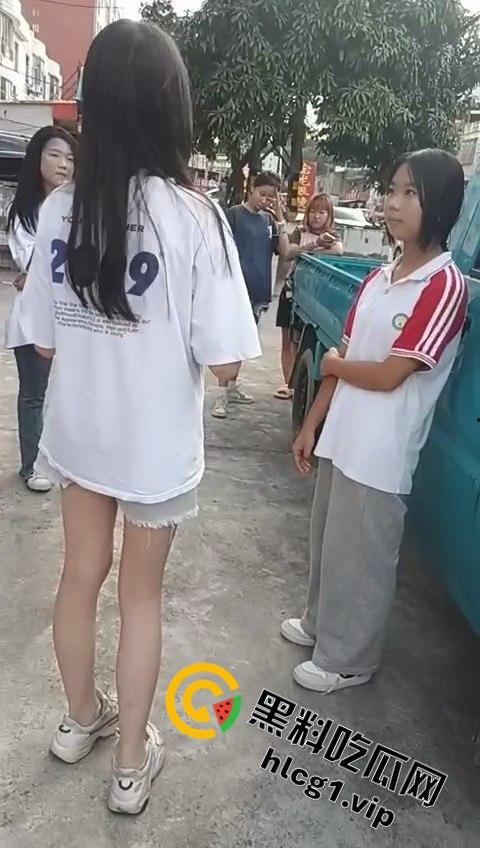 女孩遭几名傻逼残忍欺负，却不敢向家长和老师求助，霸凌者还将视频发到QQ空间炫耀！-6