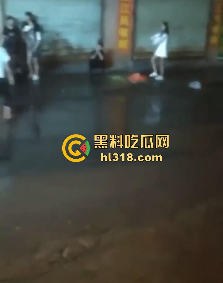 广西精神小伙，大晚上不睡觉拿起砍刀街头卖艺，各种武林绝学使出，现场极其血腥！-1