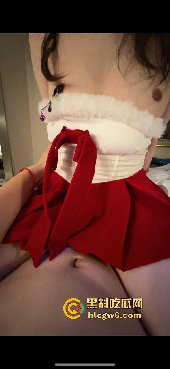 河南圣诞夜大瓜，女友穿圣诞服诱惑上门，白色丝袜勾得人欲火焚身，房门一关直接开干，骚到圣诞老人都得避让！-9