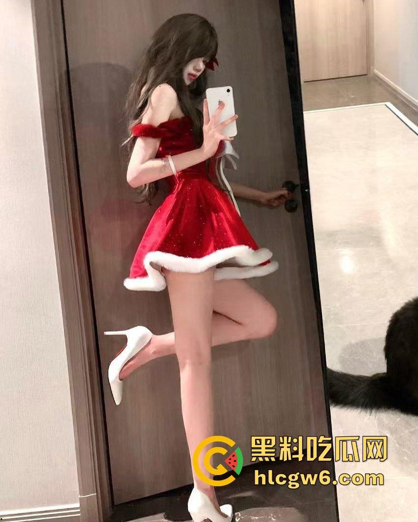 河南圣诞夜大瓜，女友穿圣诞服诱惑上门，白色丝袜勾得人欲火焚身，房门一关直接开干，骚到圣诞老人都得避让！-14