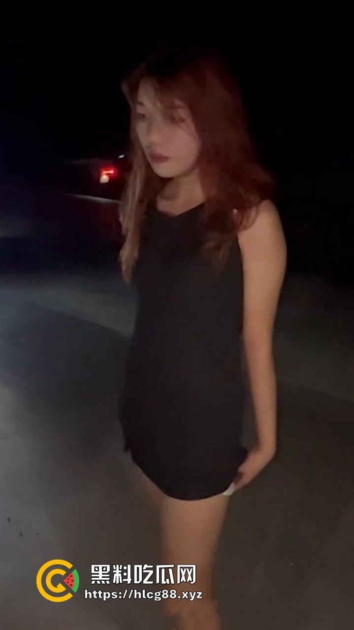 深夜街头红发小美女被一群混混性骚扰 强行脱光衣服拍摄嫩鲍 简直就是一群畜生啊！-1